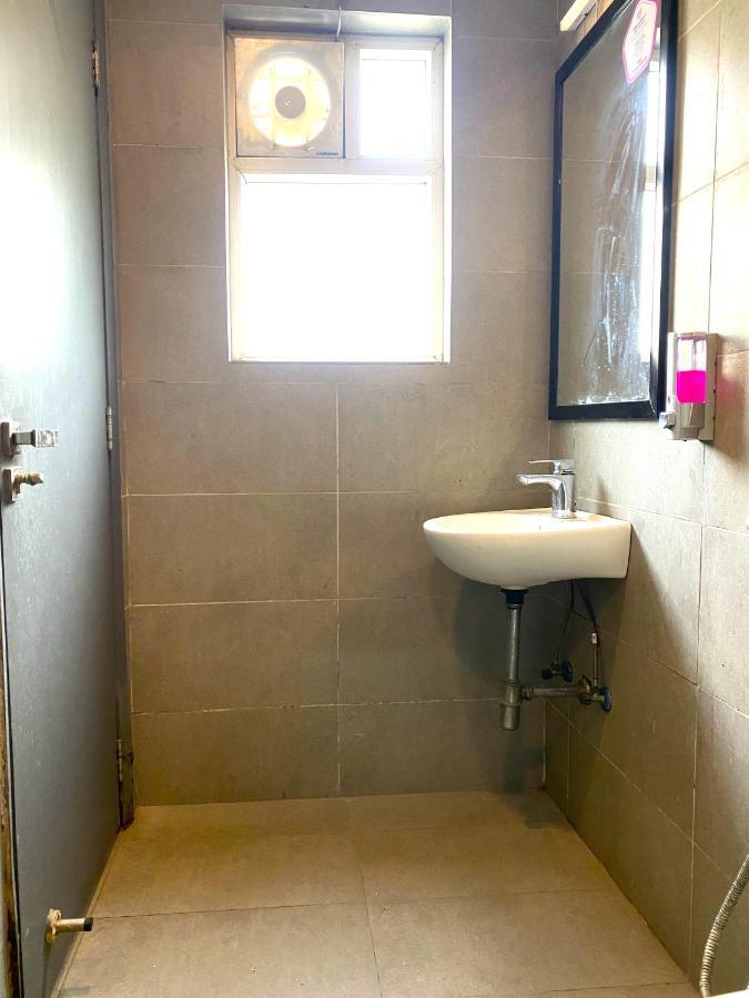 Qotel Hotel Ip Residency East Delhi Preet Vihar Нью-Дели Экстерьер фото