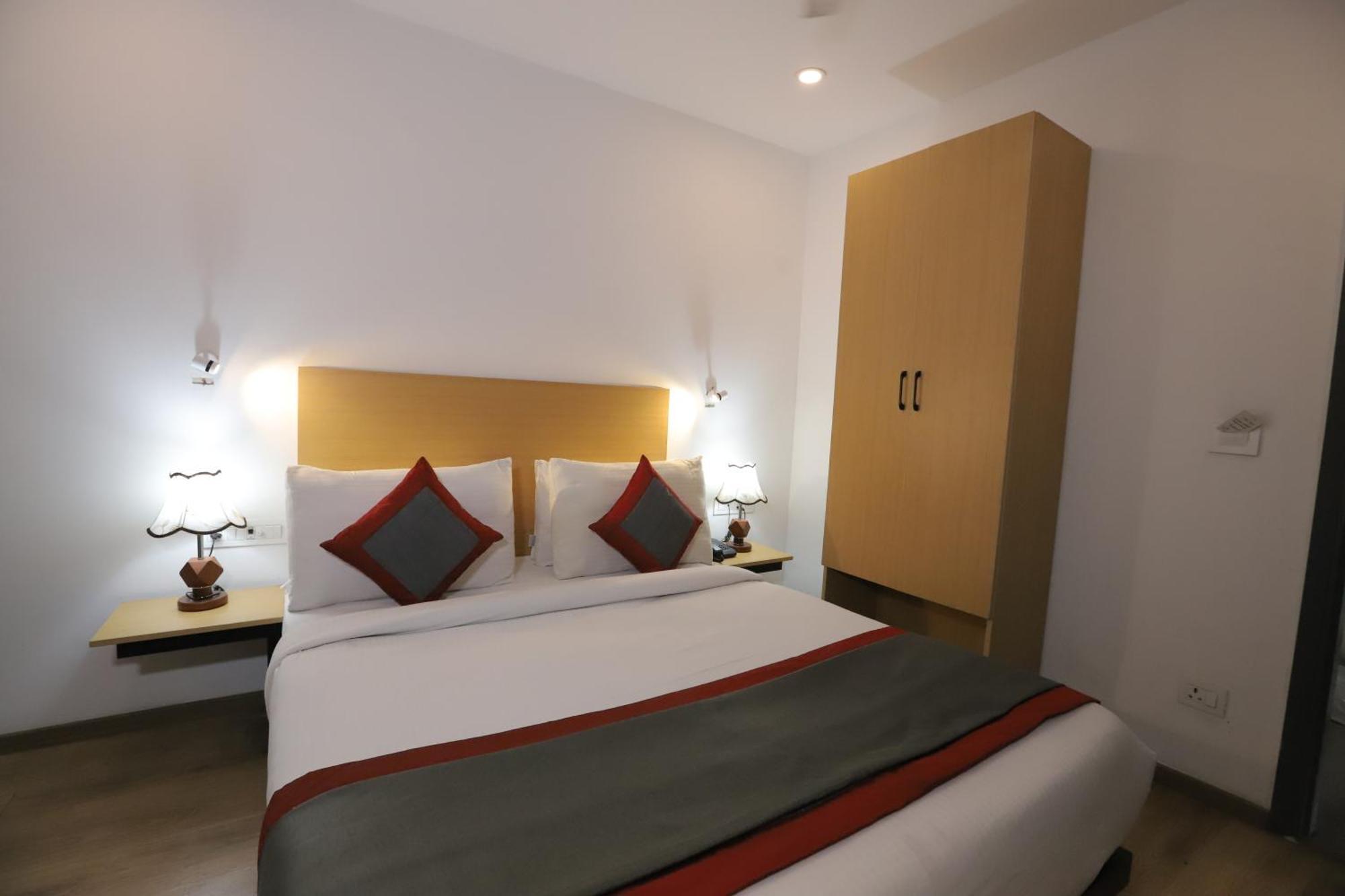 Qotel Hotel Ip Residency East Delhi Preet Vihar Нью-Дели Экстерьер фото
