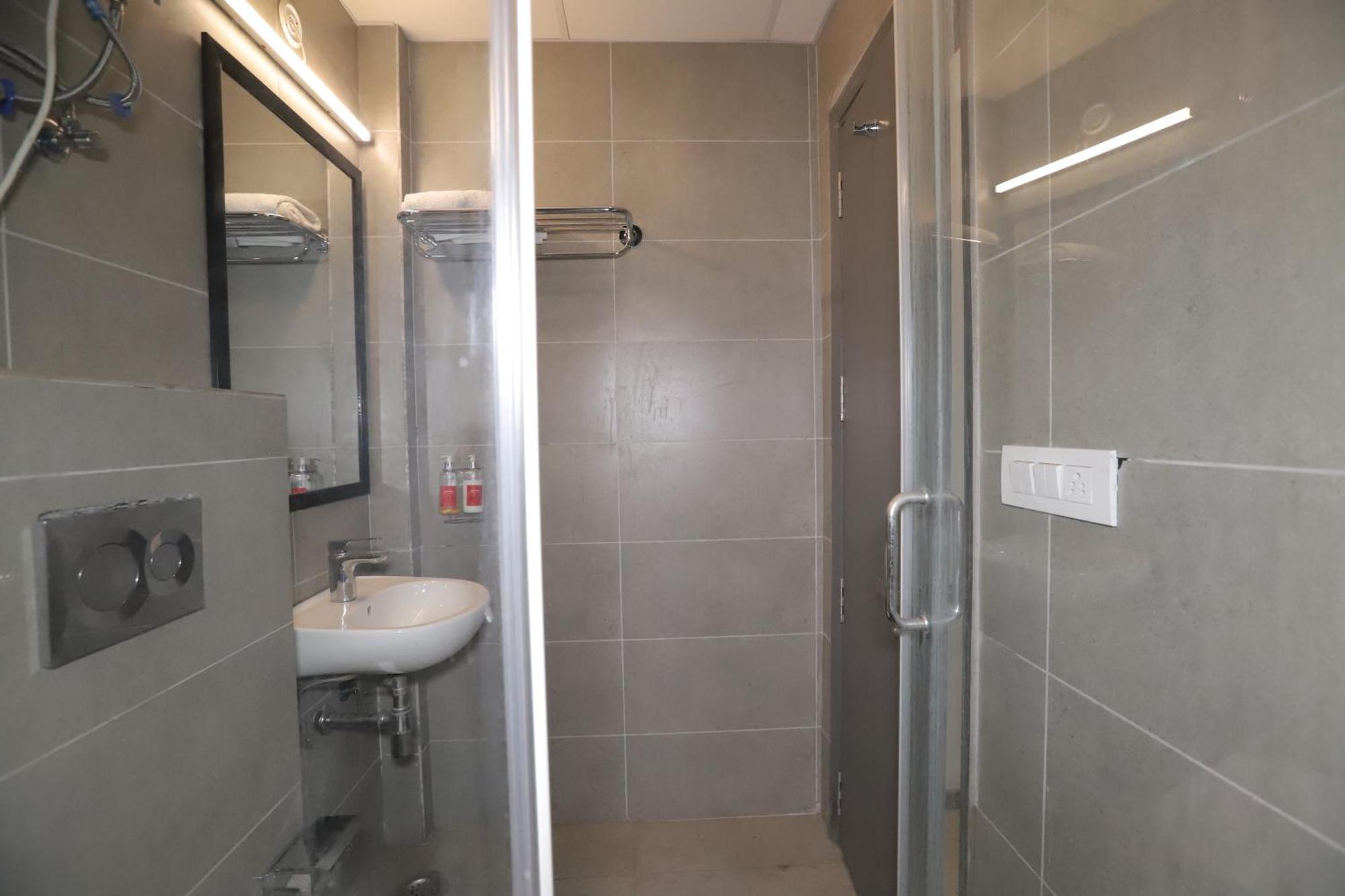 Qotel Hotel Ip Residency East Delhi Preet Vihar Нью-Дели Экстерьер фото