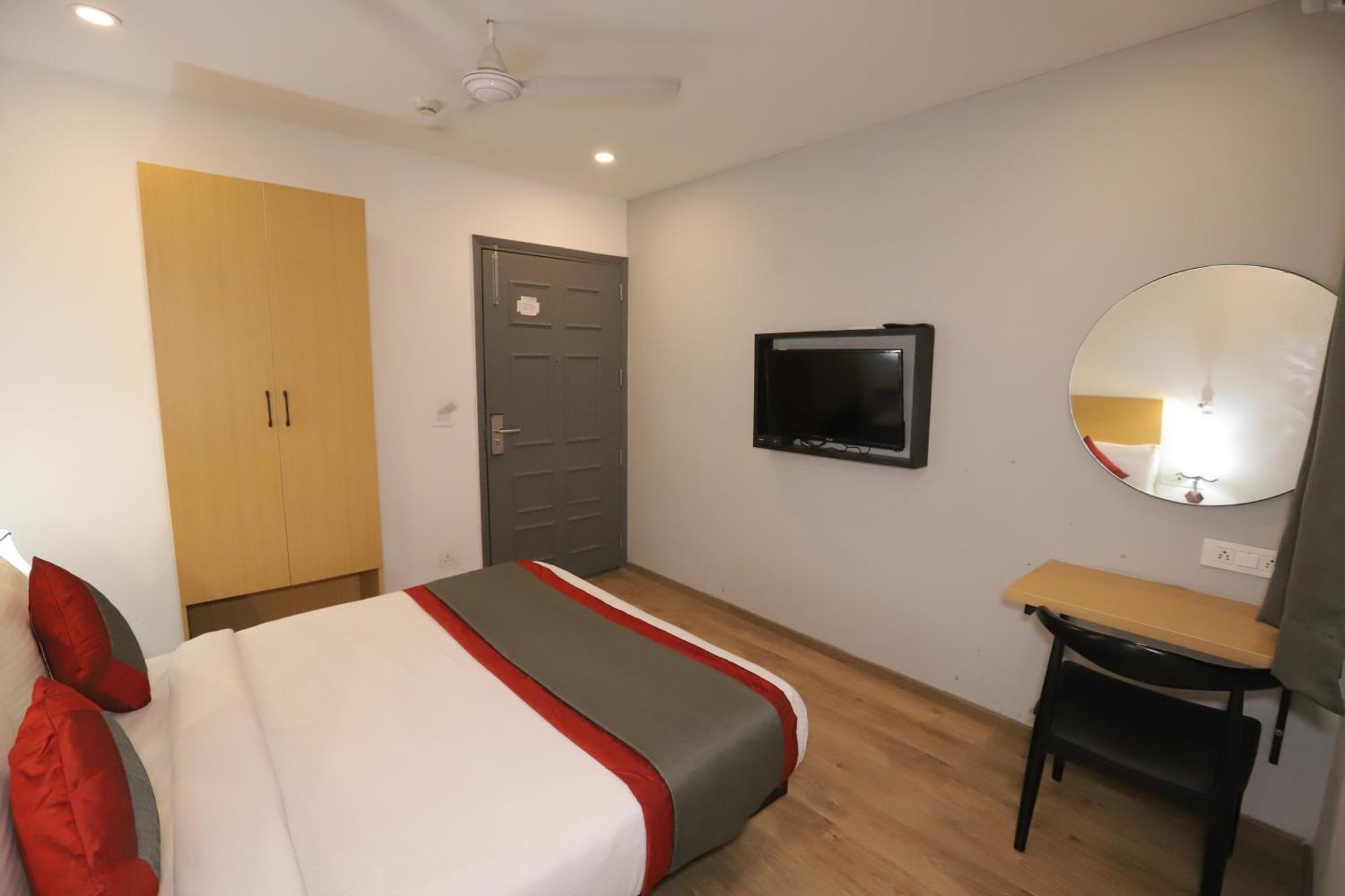 Qotel Hotel Ip Residency East Delhi Preet Vihar Нью-Дели Экстерьер фото