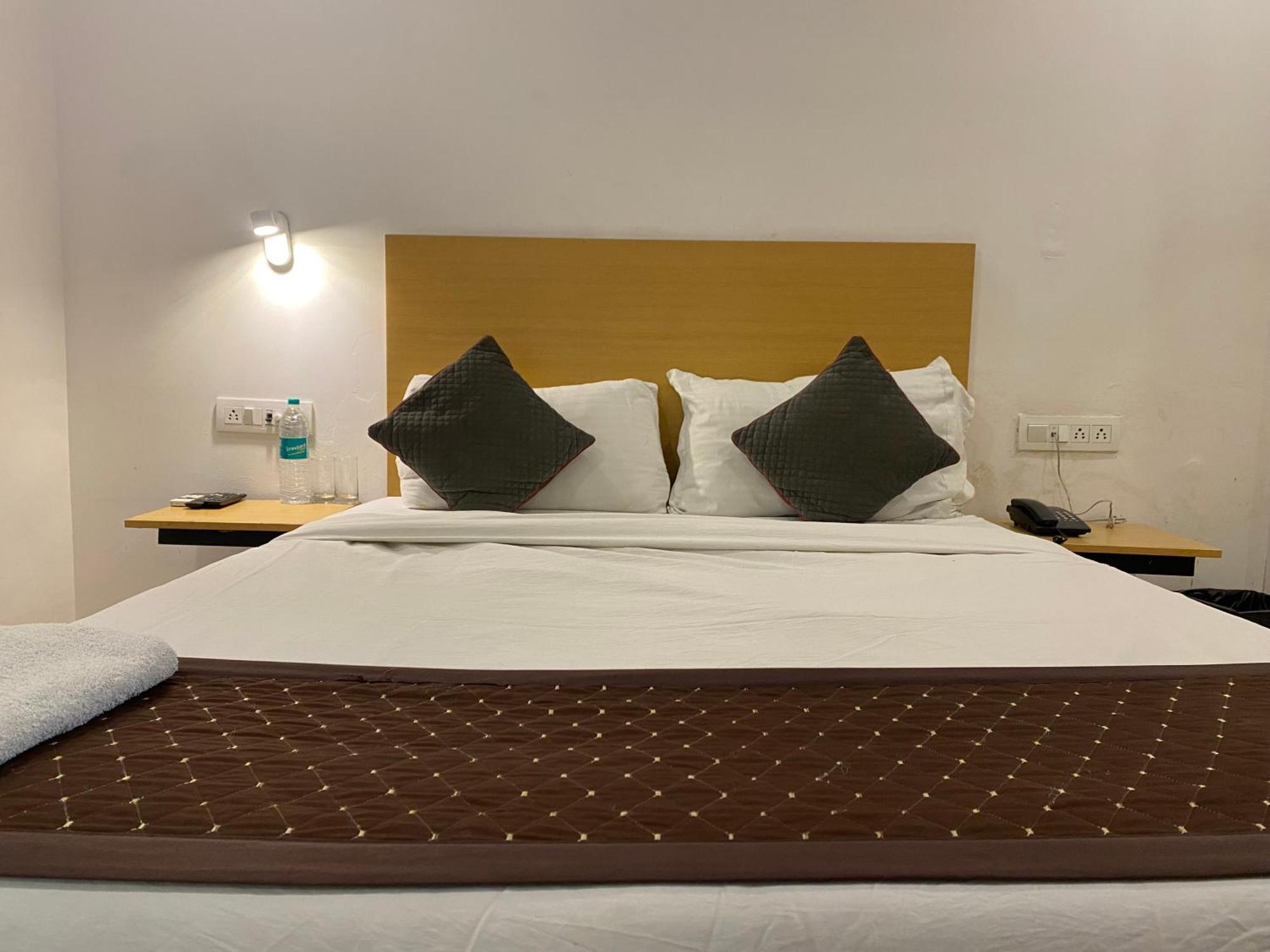 Qotel Hotel Ip Residency East Delhi Preet Vihar Нью-Дели Экстерьер фото