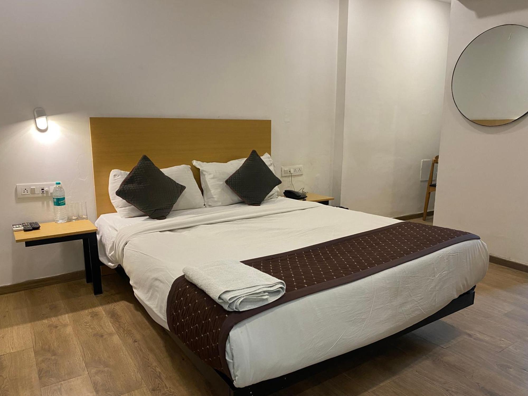 Qotel Hotel Ip Residency East Delhi Preet Vihar Нью-Дели Экстерьер фото